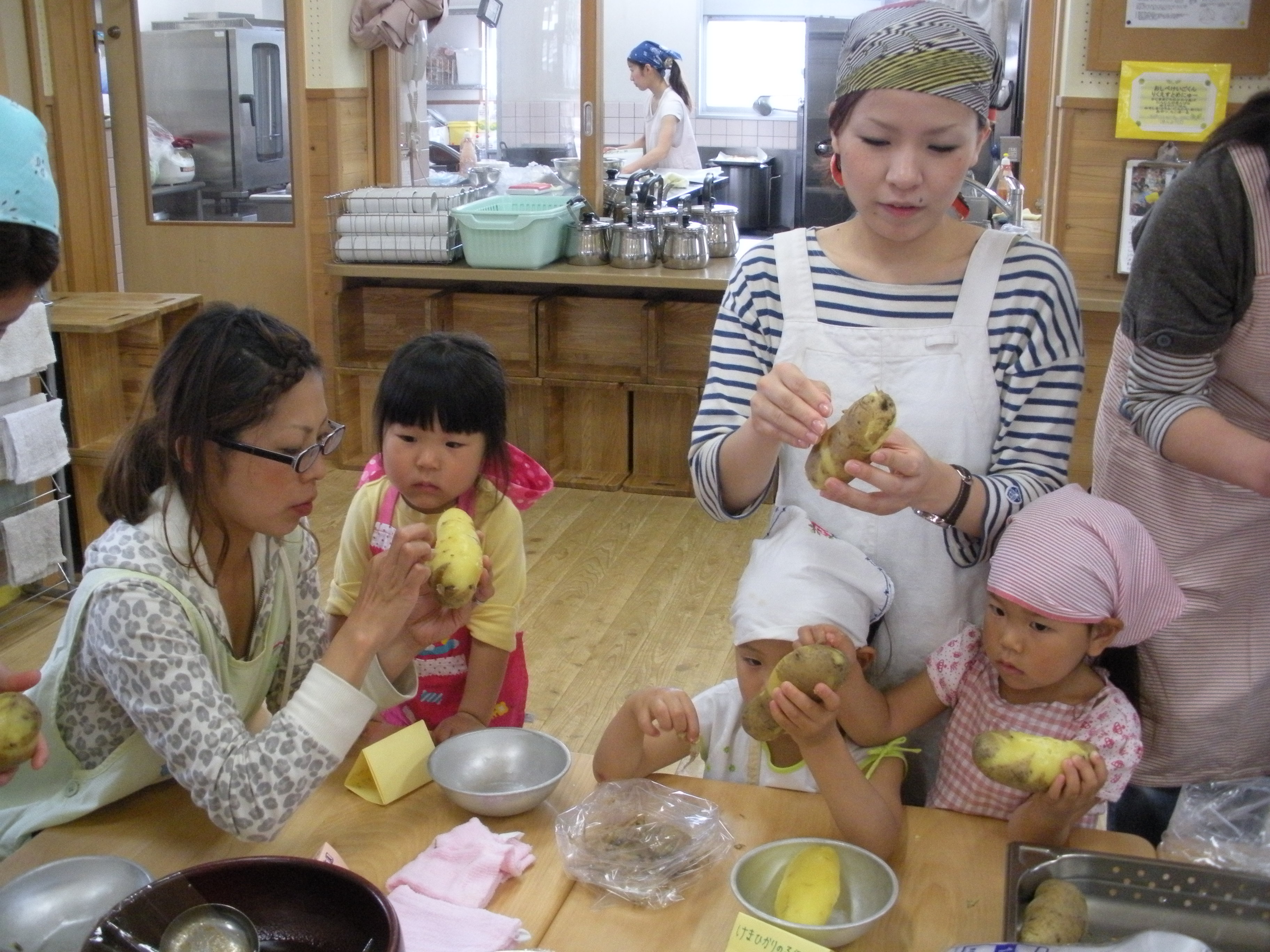 保育園で親子クッキングをしたよ 保育園に子どもを預けることがかわいそうなのではなく かえって家よりいろんな体験ができる それが保育園の醍醐味 Hoiku Hoikuen Cooking 元パン職人のつづる保育園給食あれこれ